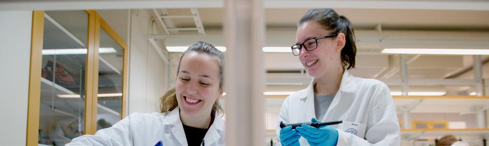 Två studenter gör experiment i laboratoriet.